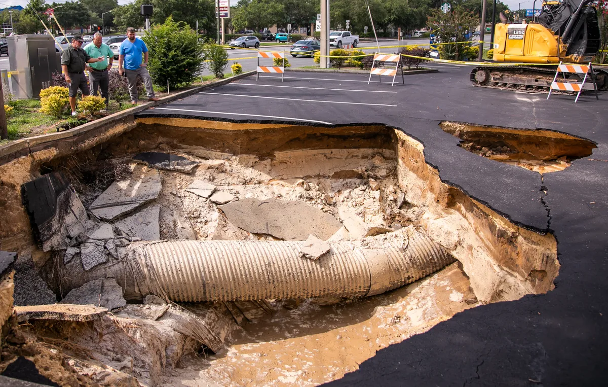 Hố sụt là một hiện tượng tự nhiên đầy nguy hiểm, nhưng với sự hiểu biết và các biện pháp phòng ngừa thích hợp, chúng ta có thể giảm thiểu rủi ro và bảo vệ an toàn cho cộng đồng. Việc nâng cao nhận thức và chuẩn bị kỹ lưỡng là chìa khóa để đối phó với hiểm họa từ lòng đất này.(Ảnh: news-journalonline)