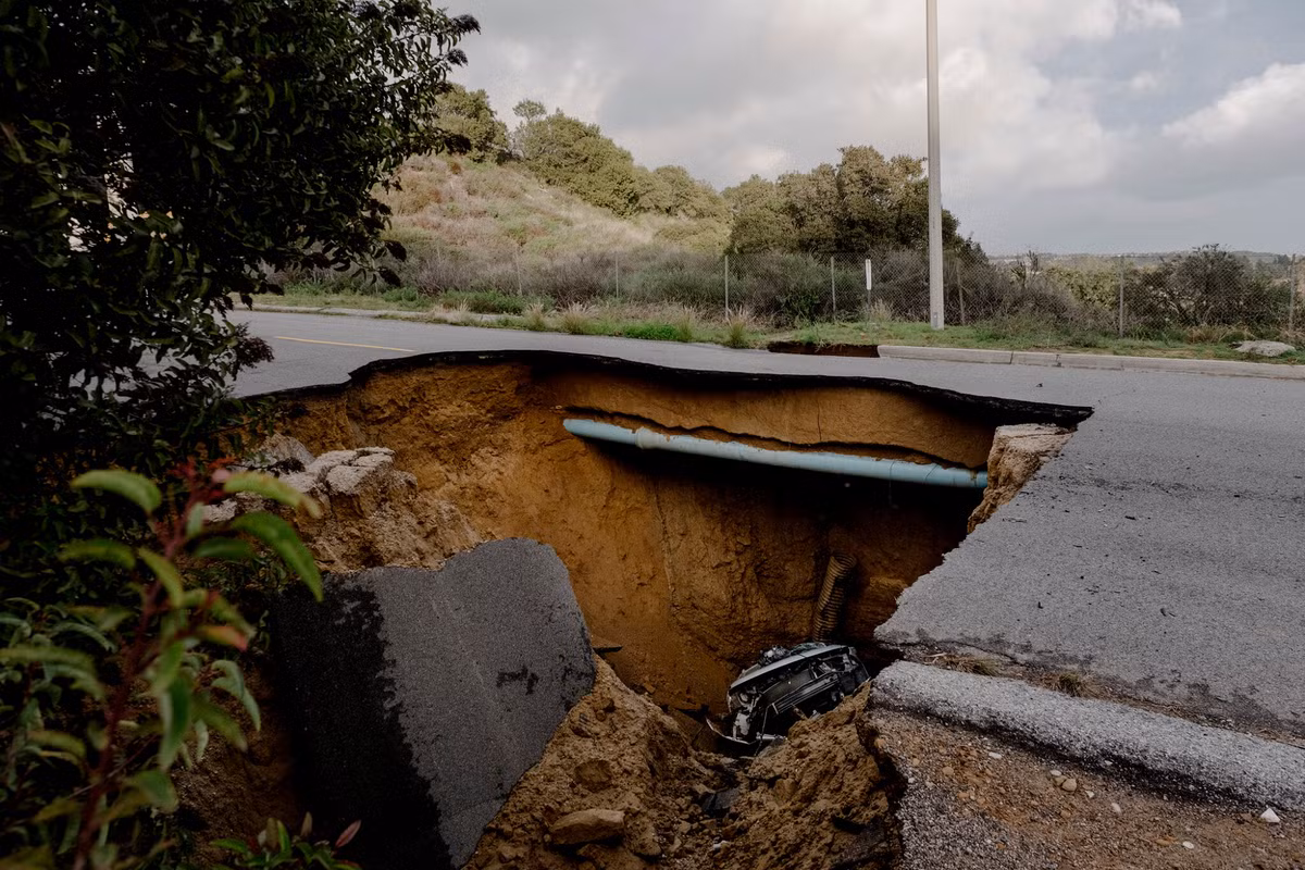 Hiện tượng này xảy ra khi lớp đất đá bên dưới bề mặt bị rỗng dần do các quá trình tự nhiên hoặc nhân tạo, dẫn đến sự sụt lún đột ngột của mặt đất.(Ảnh:The New York Times)