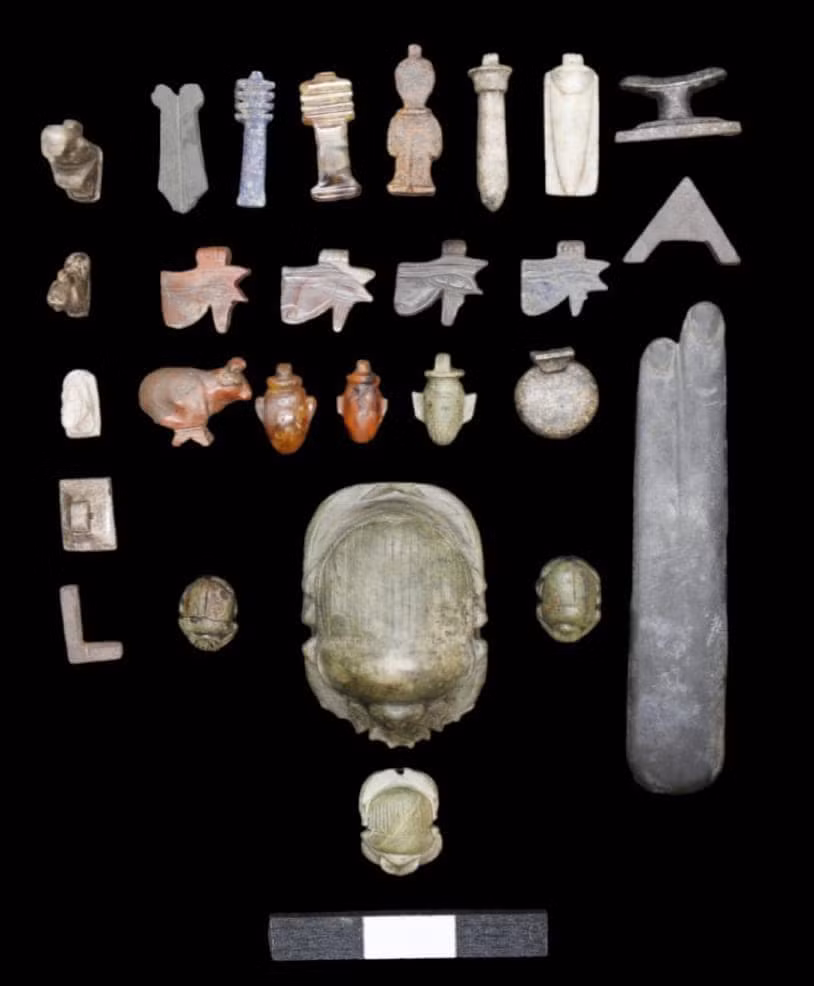 Một số tượng khác mô tả “mắt của Horus”, vị thần đầu chim ưng, được cho là có sức mạnh bảo vệ.(Ảnh: Sherweet Ashour)