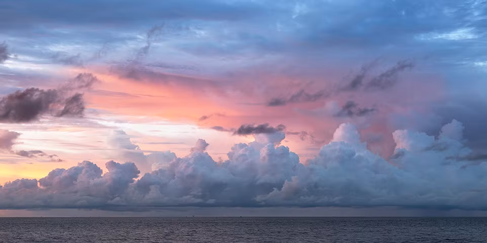 Trong bối cảnh biến đổi khí hậu toàn cầu, các hiện tượng El Nino và Siêu El Nino đang trở nên khó dự đoán hơn và có thể xuất hiện với tần suất và cường độ cao hơn. Điều này đặt ra thách thức lớn cho các quốc gia trong việc ứng phó và giảm thiểu tác động của các hiện tượng thời tiết cực đoan.(Ảnh: Insurance Information Institute)