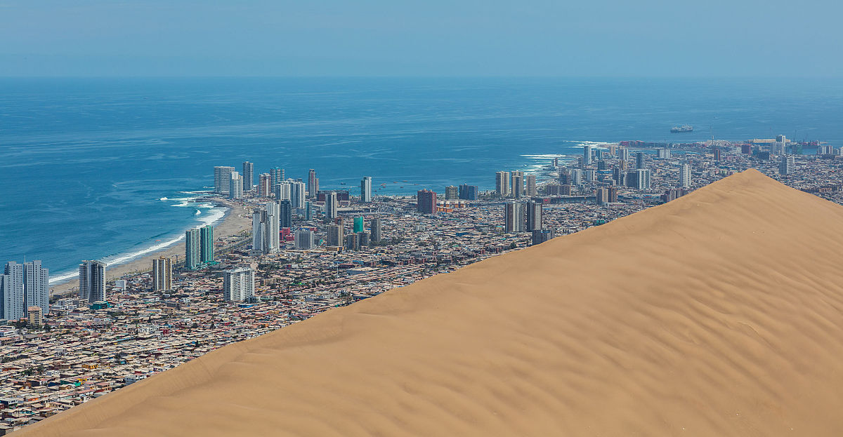 Iquique, một thành phố nhỏ nằm ở miền bắc Chile, nổi tiếng với những điều kỳ lạ và độc đáo. Được mệnh danh là “thành phố kỳ quan của thế giới”, Iquique nằm bên bờ Thái Bình Dương nhưng lại không có mưa trong suốt hơn 400 năm qua. Điều này khiến Iquique trở thành một trong những nơi khô hạn nhất trên Trái Đất, nằm giữa sa mạc Atacama khắc nghiệt. (Ảnh: Wikipedia)