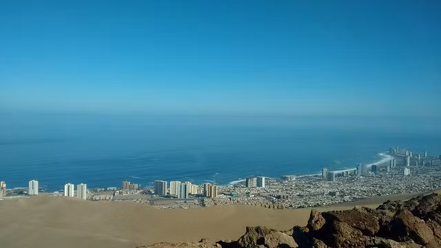 Iquique cũng là điểm đến hấp dẫn cho du khách với bãi biển Cavancha tuyệt đẹp và nhiều di tích lịch sử như Nhà hát Thành phố Iquique và Quảng trường Baquedano. Thành phố này còn nổi tiếng với các hoạt động thể thao dưới nước và là điểm đến lý tưởng cho những ai yêu thích khám phá và phiêu lưu.(Ảnh: blueskylimit)