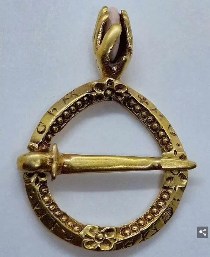 Hiện tại, trâm cài đang được Bảo tàng Anh thẩm định, và nếu được giữ lại, ông Beimavicius sẽ nhận một khoản tiền thưởng chia đôi với chủ đất. (Ảnh: Daily Mail)