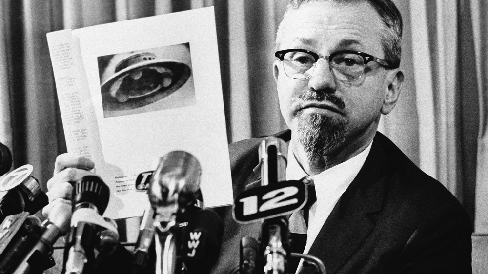 Nhiều chính phủ và tổ chức đã tiến hành điều tra về UFO. Tại Mỹ, Dự án Blue Book là một trong những cuộc điều tra nổi tiếng nhất, kéo dài từ năm 1952 đến 1969. Mặc dù không có bằng chứng thuyết phục về sự tồn tại của người ngoài hành tinh, nhưng dự án này đã ghi nhận hàng ngàn báo cáo về UFO.(Ảnh:The HISTORY Channel)