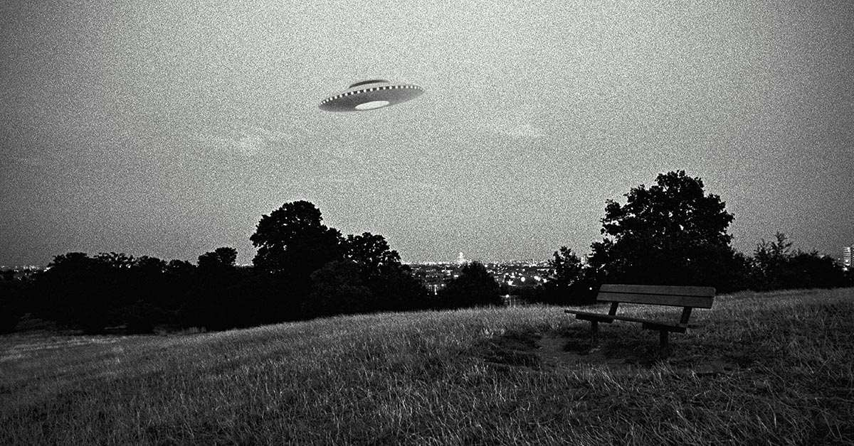 Có nhiều giả thuyết về nguồn gốc của UFO, từ các hiện tượng tự nhiên, công nghệ của con người, đến các chuyến thăm của người ngoài hành tinh. Tuy nhiên, các nhà khoa học và tổ chức hoài nghi như Ủy ban Điều tra Hoài nghi đã đưa ra các lời giải thích tầm thường hơn, cho rằng nhiều UFO chỉ là ảo tưởng hoặc trò lừa bịp. (Ảnh:Gallup News)