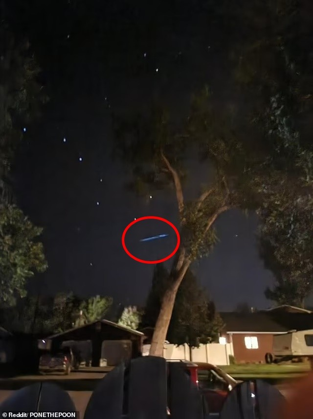 Quốc hội Mỹ chuẩn bị tổ chức một phiên điều trần lớn về UFO sau khi một video ghi lại vật thể bay khổng lồ với "hàng tấn đèn nhấp nháy và quay tròn" xuất hiện trên Reddit. Cảnh tượng này được quay tại Montana, gần căn cứ vũ khí hạt nhân của Không quân. Nhiều người nghi ngờ đây có thể là hiện tượng do chòm sao vệ tinh Starlink của Elon Musk, nhưng nhân chứng khẳng định vật thể này khác hẳn. (Ảnh: Tiền phong)