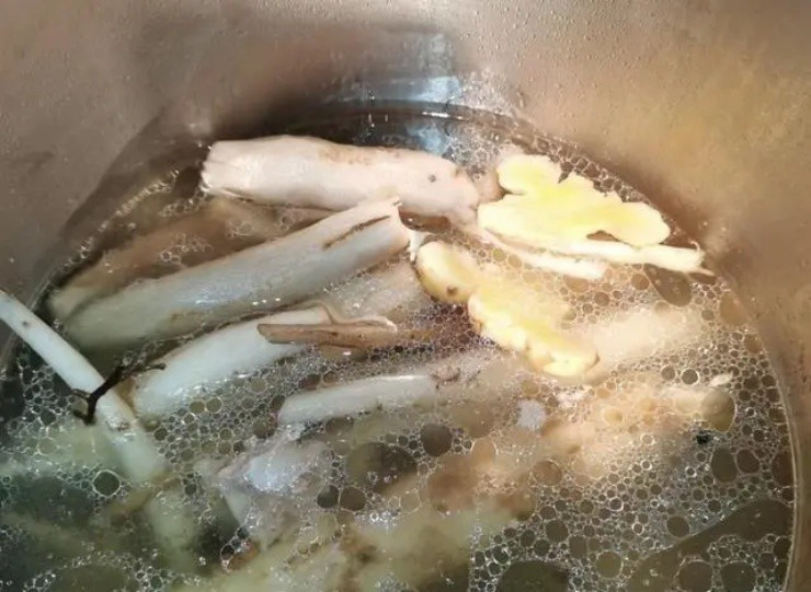 Cây ô rô nước có tác dụng tiêu viêm, long đờm, trị chứng đái ra máu, tan máu ứ bầm, viêm gan vàng da. Tất cả các bộ phận của cây ô rô bao gồm rễ, thân, lá, hoa đều được sử dụng làm thuốc. Thời điểm tốt nhất để thu hoạch cây ô rô cạn là vào mùa thu, còn ô rô nước là vào tháng 10 - tháng 11. (Ảnh: Người đưa tin)