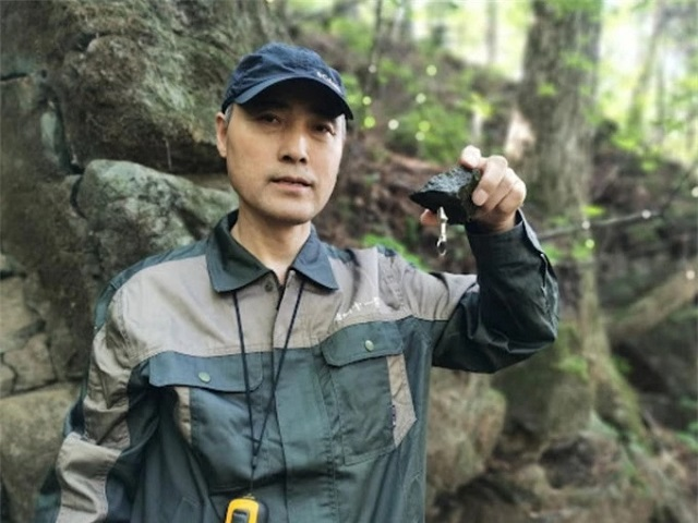 Một người nông dân ở huyện Bảo Khánh, tỉnh Hắc Long Giang, Trung Quốc, nhặt được một viên đá đen kỳ lạ trên cánh đồng vào năm 2017. Khi báo cáo với chính quyền, viên đá được xác định là than chì, một dạng carbon quý hiếm có giá trị cao trong các ngành công nghiệp như điện tử, năng lượng, và hàng không vũ trụ. (Ảnh: Sở hữu trí tuệ)