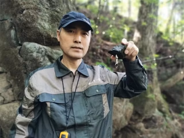 Một người nông dân ở huyện Bảo Khánh, tỉnh Hắc Long Giang, Trung Quốc, nhặt được một viên đá đen kỳ lạ trên cánh đồng vào năm 2017. Khi báo cáo với chính quyền, viên đá được xác định là than chì, một dạng carbon quý hiếm có giá trị cao trong các ngành công nghiệp như điện tử, năng lượng, và hàng không vũ trụ. (Ảnh: Sở hữu trí tuệ)