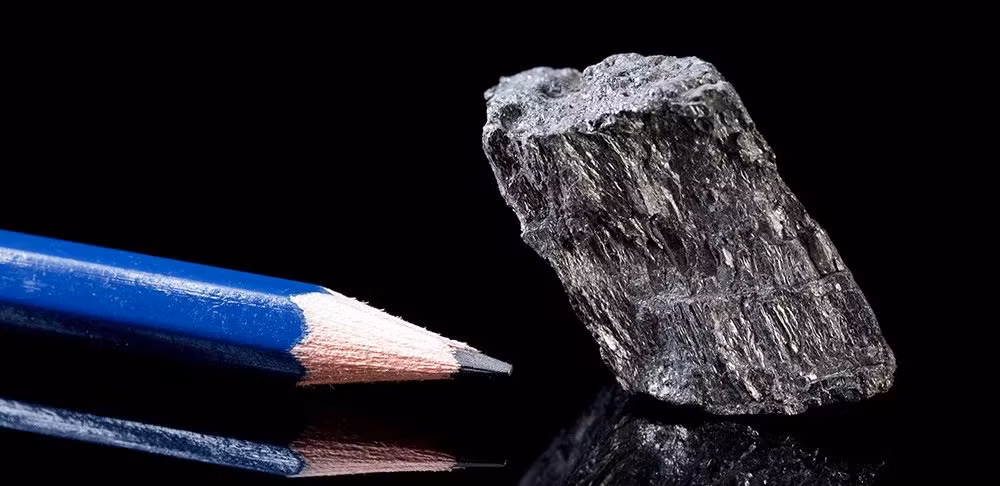 Than chì có cấu trúc tinh thể lục giác, trong đó mỗi nguyên tử carbon liên kết với ba nguyên tử carbon khác bằng các liên kết cộng hóa trị, tạo thành các lớp mỏng. Các lớp này có thể trượt lên nhau, tạo nên tính chất mềm và dễ tách lớp của than chì. Điều này cũng giải thích tại sao than chì có thể để lại dấu vết trên giấy và các bề mặt khác, làm cho nó trở thành vật liệu lý tưởng cho bút chì.(Ảnh:Scinexx)