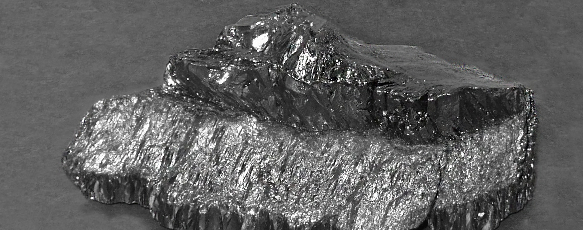 Than chì, hay còn gọi là graphit, là một dạng thù hình của carbon, được biết đến với cấu trúc tinh thể độc đáo và nhiều ứng dụng quan trọng trong đời sống và công nghiệp. Được phát hiện và đặt tên bởi Abraham Gottlob Werner vào năm 1789, than chì đã trở thành một phần không thể thiếu trong nhiều lĩnh vực.(Ảnh:NGS)