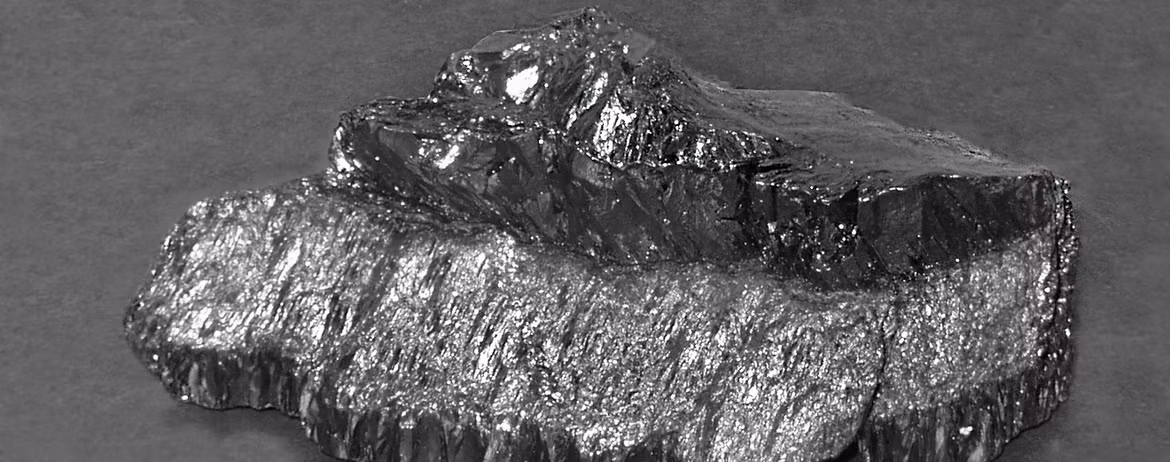 Than chì, hay còn gọi là graphit, là một dạng thù hình của carbon, được biết đến với cấu trúc tinh thể độc đáo và nhiều ứng dụng quan trọng trong đời sống và công nghiệp. Được phát hiện và đặt tên bởi Abraham Gottlob Werner vào năm 1789, than chì đã trở thành một phần không thể thiếu trong nhiều lĩnh vực.(Ảnh:NGS)