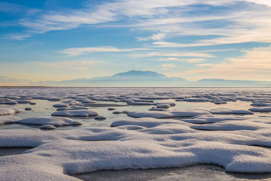 Sa mạc Great Salt Lake nằm trong một thung lũng cao của sông Jordan, giữa các đỉnh núi đá của dãy Wasatch và hồ muối lớn Great Salt Lake. Đây là một trong những hồ muối lớn nhất thế giới, với độ mặn cao gấp 2 đến 7 lần so với nước biển. Điều này tạo nên một hệ sinh thái độc đáo, nơi mà nhiều loài động thực vật đặc hữu sinh sống và phát triển. (Ảnh:Visit Utah)