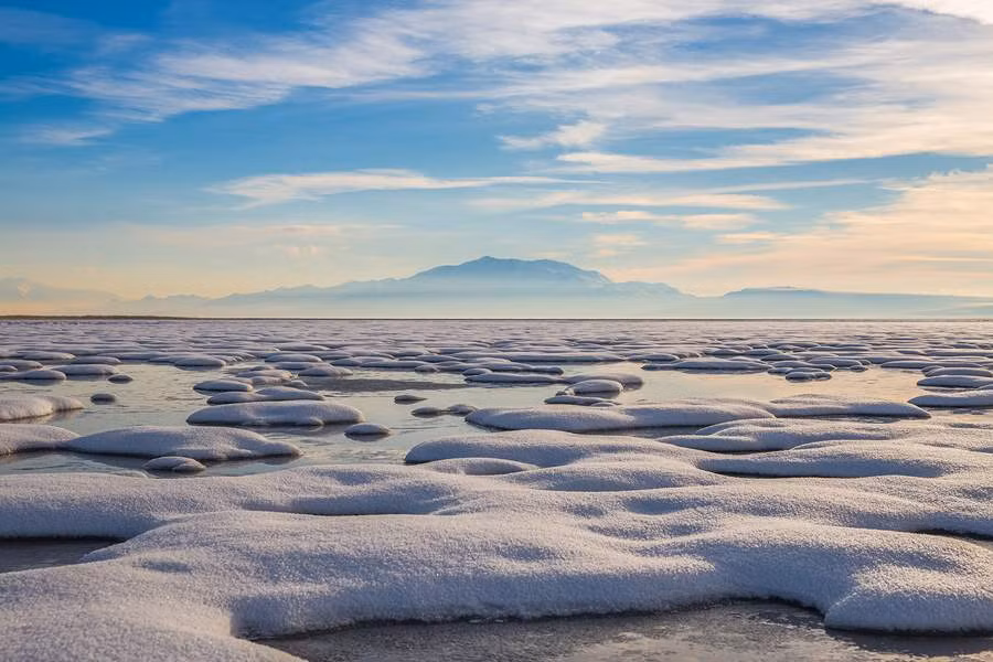 Sa mạc Great Salt Lake nằm trong một thung lũng cao của sông Jordan, giữa các đỉnh núi đá của dãy Wasatch và hồ muối lớn Great Salt Lake. Đây là một trong những hồ muối lớn nhất thế giới, với độ mặn cao gấp 2 đến 7 lần so với nước biển. Điều này tạo nên một hệ sinh thái độc đáo, nơi mà nhiều loài động thực vật đặc hữu sinh sống và phát triển. (Ảnh:Visit Utah)