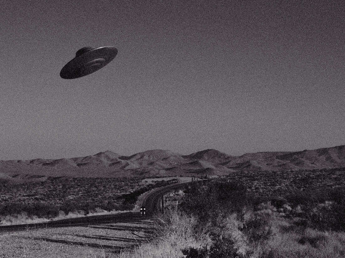 1. Vụ Roswell, New Mexico, Mỹ (1947): Vụ Roswell là một trong những sự kiện UFO nổi tiếng nhất. Một vật thể không xác định đã rơi xuống một trang trại gần Roswell. Ban đầu, quân đội Mỹ tuyên bố đó là một “đĩa bay”, nhưng sau đó lại nói rằng đó chỉ là một khinh khí cầu thời tiết.(Ảnh:NPR)