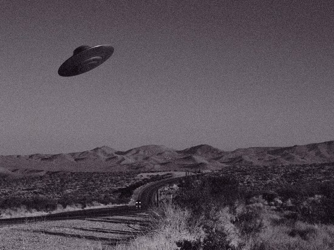 1. Vụ Roswell, New Mexico, Mỹ (1947): Vụ Roswell là một trong những sự kiện UFO nổi tiếng nhất. Một vật thể không xác định đã rơi xuống một trang trại gần Roswell. Ban đầu, quân đội Mỹ tuyên bố đó là một “đĩa bay”, nhưng sau đó lại nói rằng đó chỉ là một khinh khí cầu thời tiết.(Ảnh:NPR)