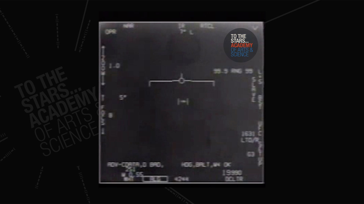 5. Vụ chạm trán UFO của USS Nimitz, Thái Bình Dương (2004) Các phi công trên tàu sân bay USS Nimitz đã chạm trán với một vật thể bay không xác định có hình dạng giống viên kẹo Tic Tac. Vật thể này di chuyển với tốc độ nhanh gấp ba lần tốc độ âm thanh và không có cánh hoặc rotor.(Ảnh:The HISTORY Channel)
