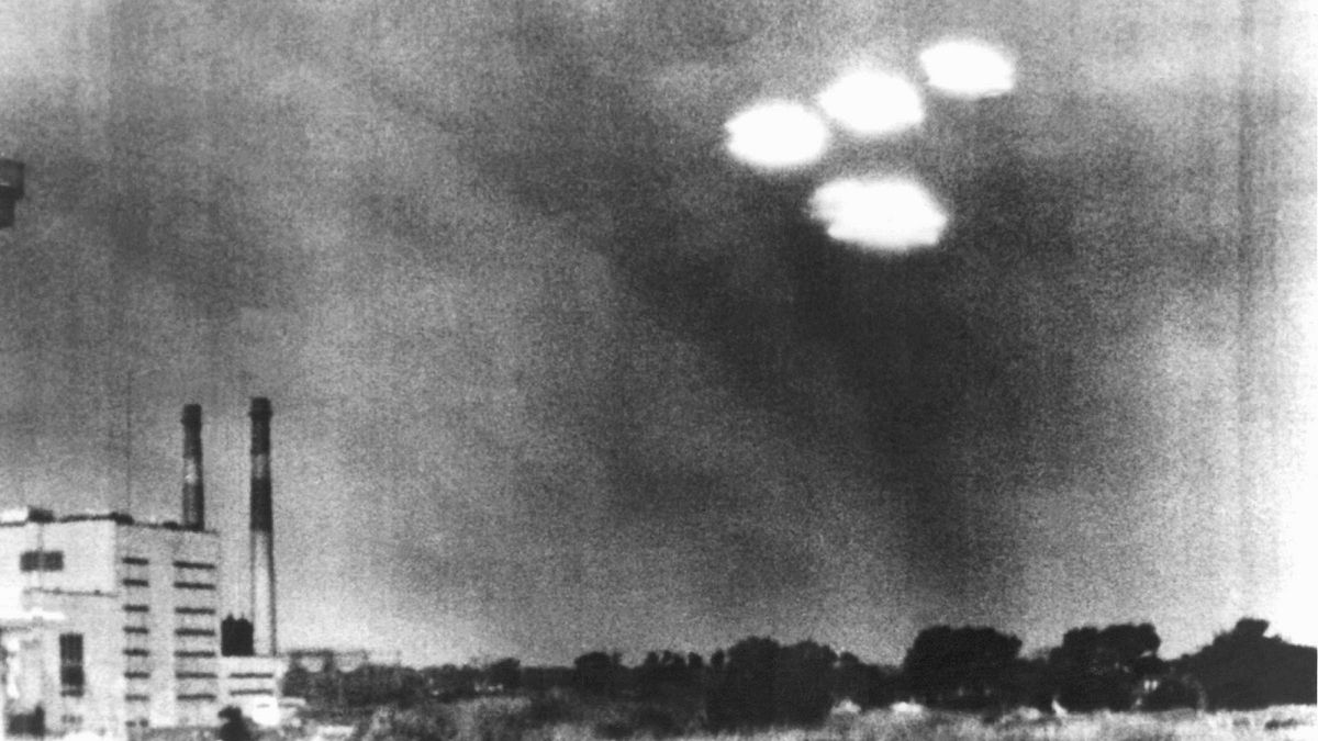 6. Vụ nhìn thấy UFO ở Greifswald, Đức (1990) Hàng nghìn người đã chứng kiến sự hình thành của bảy ánh sáng bay lơ lửng trong 30 phút trên bầu trời đêm gần nhà máy điện hạt nhân Greifswald. Một số nhân chứng đã quay phim lại vụ việc này. (Ảnh:FNP)