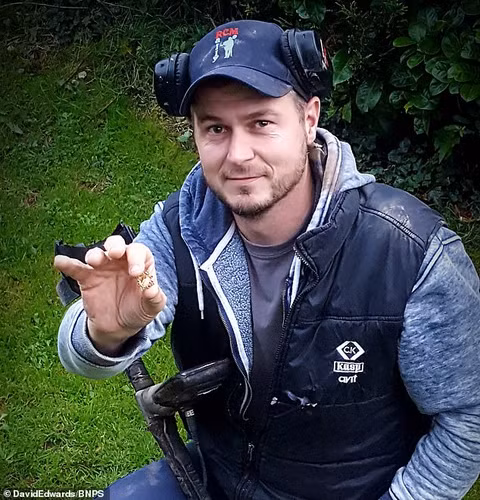 Theo Đạo luật Kho báu năm 1996 của Anh, số tiền thu được từ việc bán chiếc trâm sẽ được chia cho người tìm thấy và chủ khu đất nơi nó được tìm thấy. (Ảnh: lovecpokladu.cz)