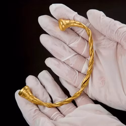 Tương tự, Mark Hambleton và Joe Kania, khi dò kim loại trên cánh đồng ở Staffordshire, Anh, đã phát hiện kho báu gồm ba chiếc vòng cổ và một chiếc vòng tay bằng vàng 18 carat, được đặt tên là Leekfrith Iron Age Torcs. (Ảnh: ancientpages)