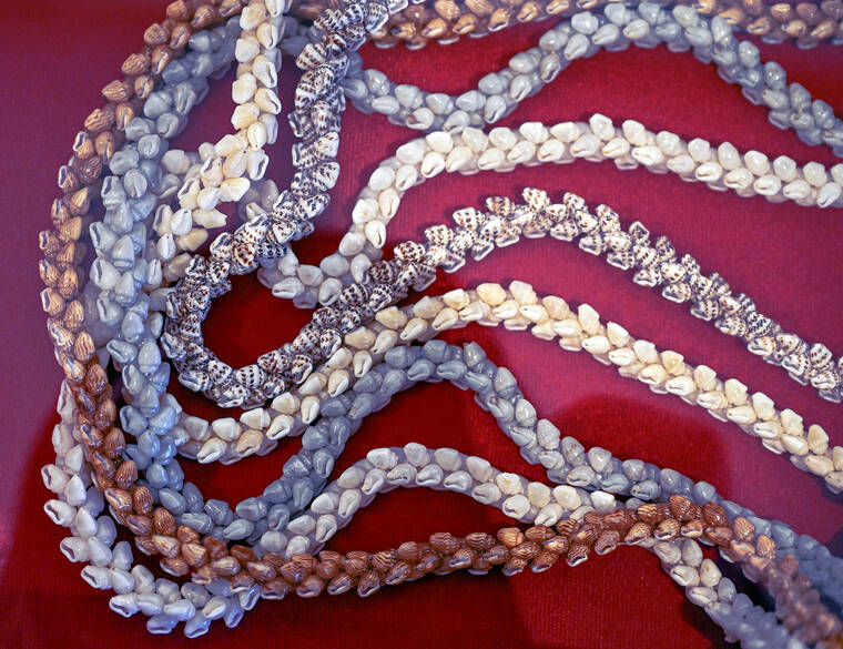 Người dân Niihau nổi tiếng với việc tạo tác lei pūpū (vòng cổ làm từ vỏ sò) và sử dụng tiếng Hawaii như ngôn ngữ chính. (Ảnh:The Garden Island)