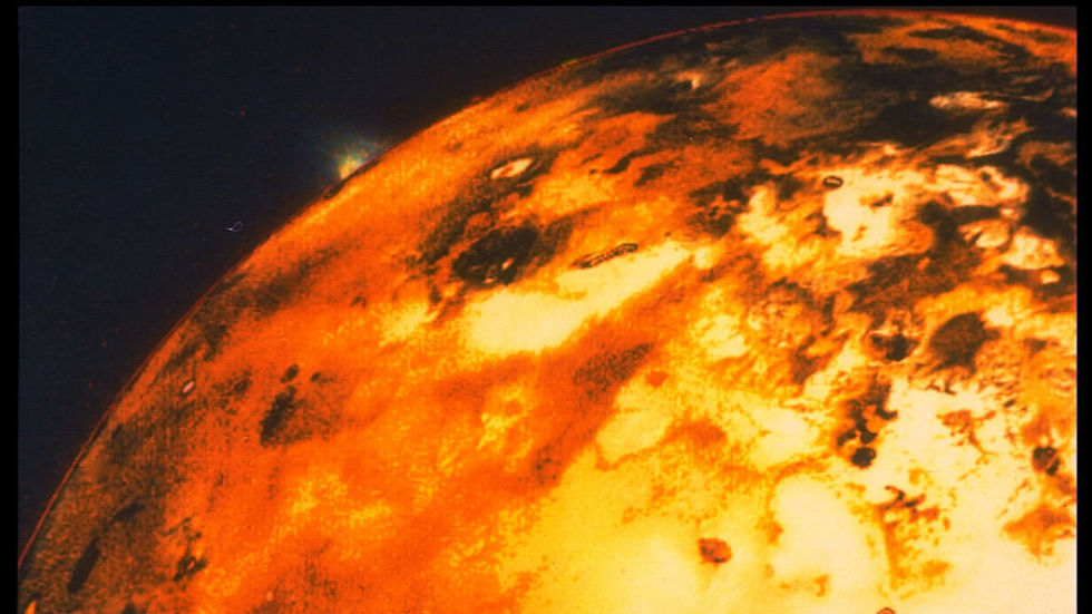 Những phát hiện mới này không chỉ mở rộng hiểu biết của chúng ta về lịch sử địa chất của Mặt trăng mà còn gợi ý rằng có thể vẫn còn những hoạt động địa chất nhỏ lẻ diễn ra trên vệ tinh này. Điều này có ý nghĩa quan trọng đối với các kế hoạch thám hiểm và xây dựng căn cứ trên Mặt trăng trong tương lai, khi mà nguồn tài nguyên như nước lỏng có thể tồn tại ở đâu đó dưới bề mặt.