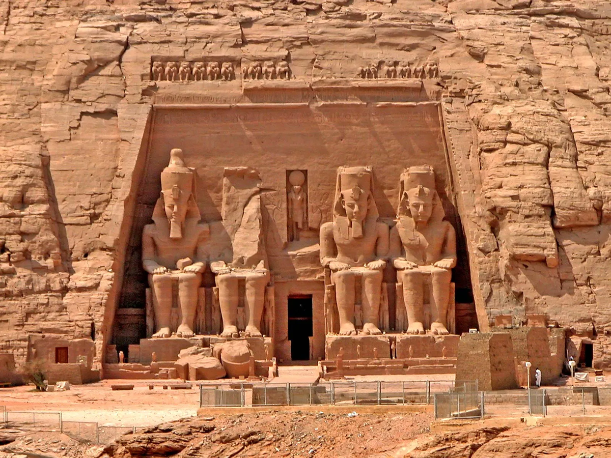 Không chỉ là một nhà quân sự tài ba, Ramesses II còn là một nhà xây dựng vĩ đại. Ông đã cho xây dựng nhiều công trình kiến trúc đồ sộ, bao gồm đền Abu Simbel, đền Luxor và đền Karnak. Những công trình này không chỉ thể hiện quyền lực và sự giàu có của Ai Cập dưới triều đại của ông mà còn là những kiệt tác nghệ thuật và kỹ thuật của thời kỳ đó.(Ảnh: Britannica)