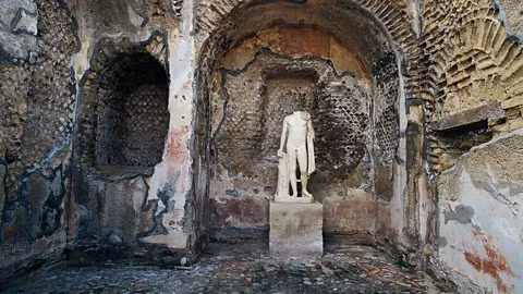 Nằm cách Rome khoảng 240 km về phía nam, Baiae tọa lạc giữa núi Vesuvius và biển Địa Trung Hải, nơi đây từng là điểm đến yêu thích của những nhân vật quyền lực như Julius Caesar, Augustus và Nero.(Ảnh:BBC)