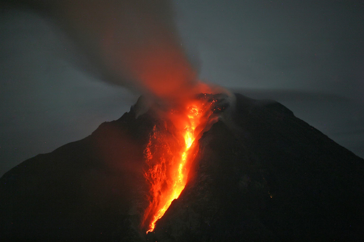 5. Núi lửa Sinabung, Indonesia: Núi lửa Sinabung đã phun trào nhiều lần trong những năm gần đây, gây ra thiệt hại lớn về người và của. Các vụ phun trào thường kèm theo dòng chảy pyroclastic và tro bụi dày đặc.(Ảnh: National Geographic)