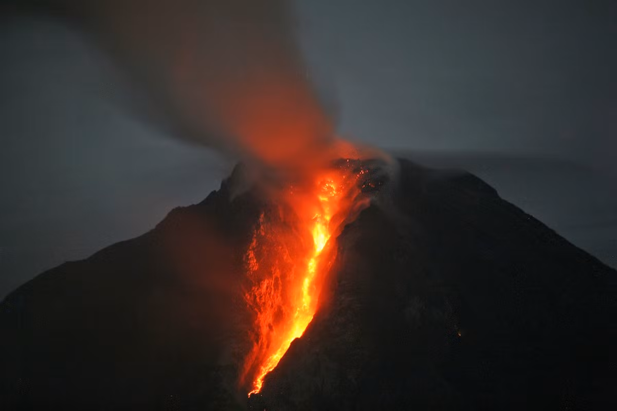 5. Núi lửa Sinabung, Indonesia: Núi lửa Sinabung đã phun trào nhiều lần trong những năm gần đây, gây ra thiệt hại lớn về người và của. Các vụ phun trào thường kèm theo dòng chảy pyroclastic và tro bụi dày đặc.(Ảnh: National Geographic)