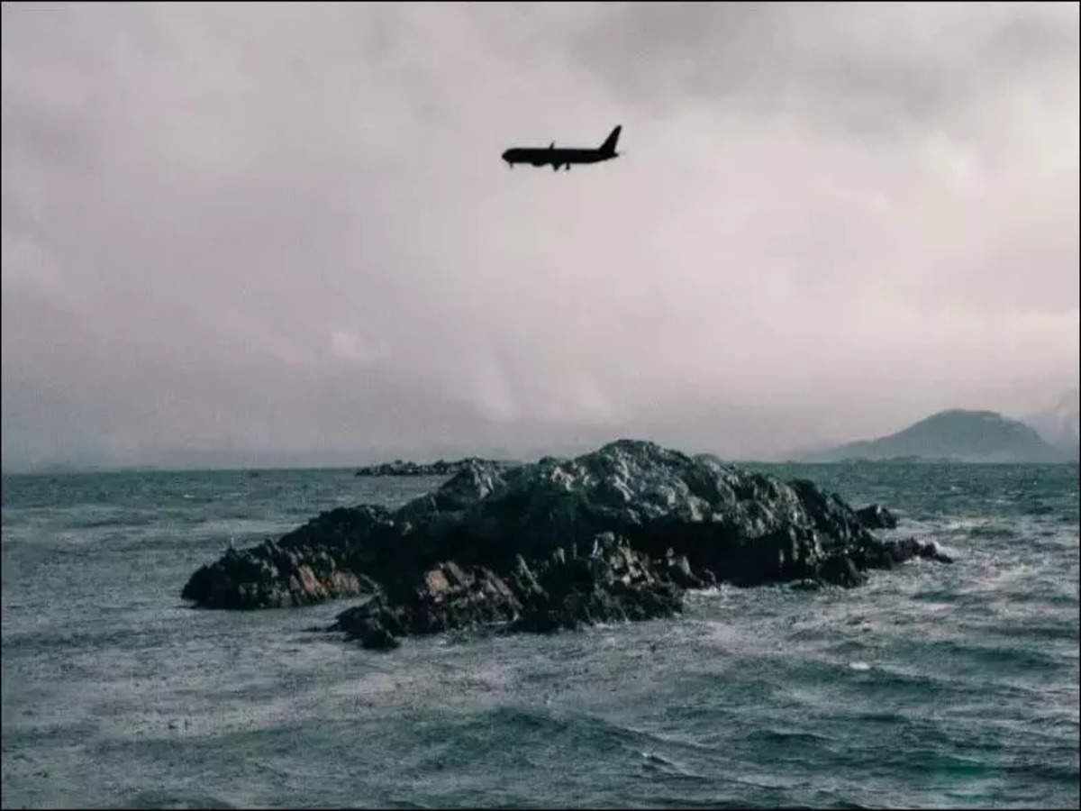 6. Vùng biển Bermuda Triangle: Bermuda Triangle, hay Tam giác quỷ Bermuda, nổi tiếng với nhiều vụ mất tích bí ẩn của tàu thuyền và máy bay. Mặc dù chưa có lời giải thích khoa học rõ ràng, nơi đây vẫn là một trong những vùng biển nguy hiểm nhất.(Ảnh: The Economic Times)