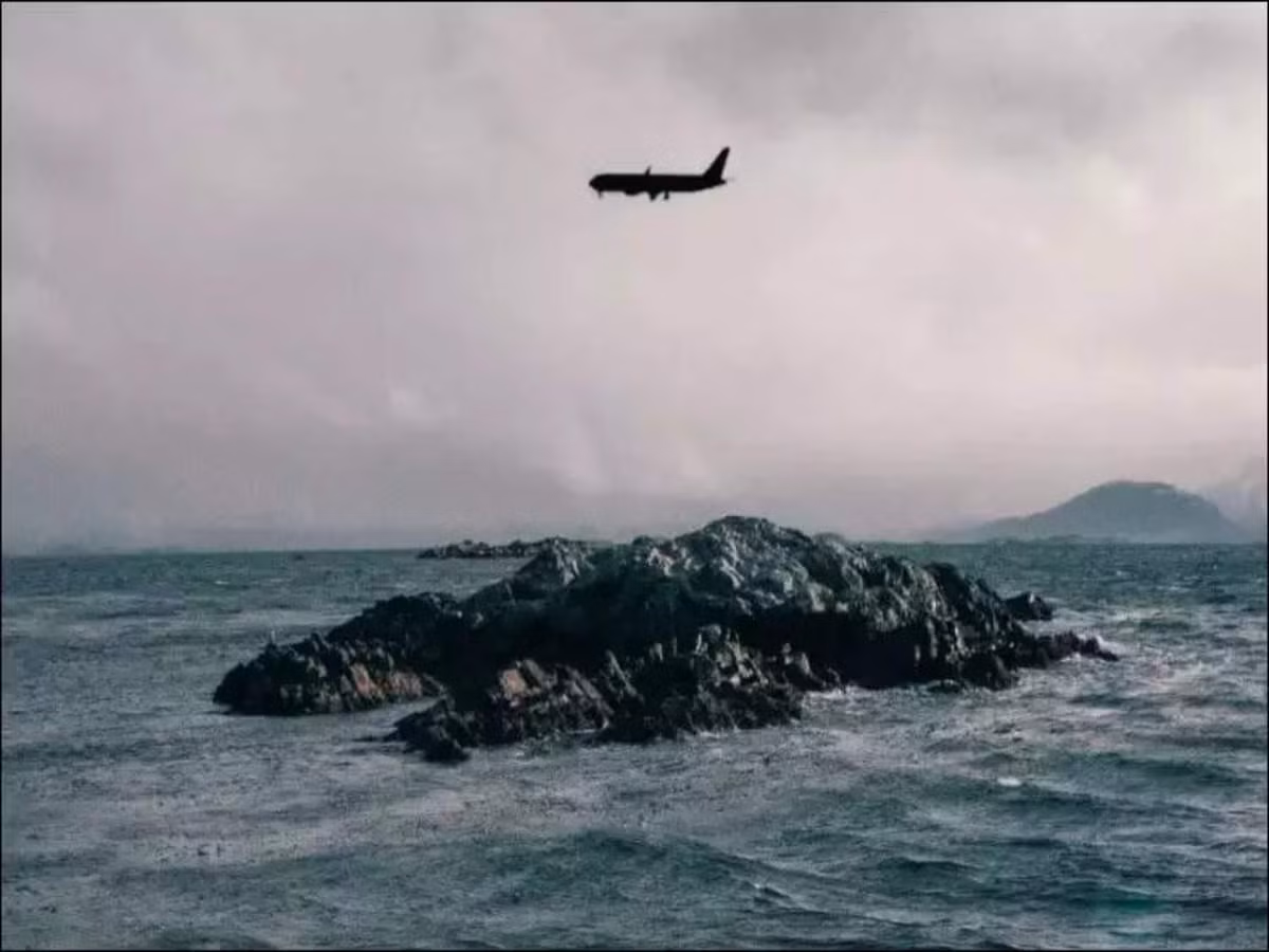 6. Vùng biển Bermuda Triangle: Bermuda Triangle, hay Tam giác quỷ Bermuda, nổi tiếng với nhiều vụ mất tích bí ẩn của tàu thuyền và máy bay. Mặc dù chưa có lời giải thích khoa học rõ ràng, nơi đây vẫn là một trong những vùng biển nguy hiểm nhất.(Ảnh: The Economic Times)