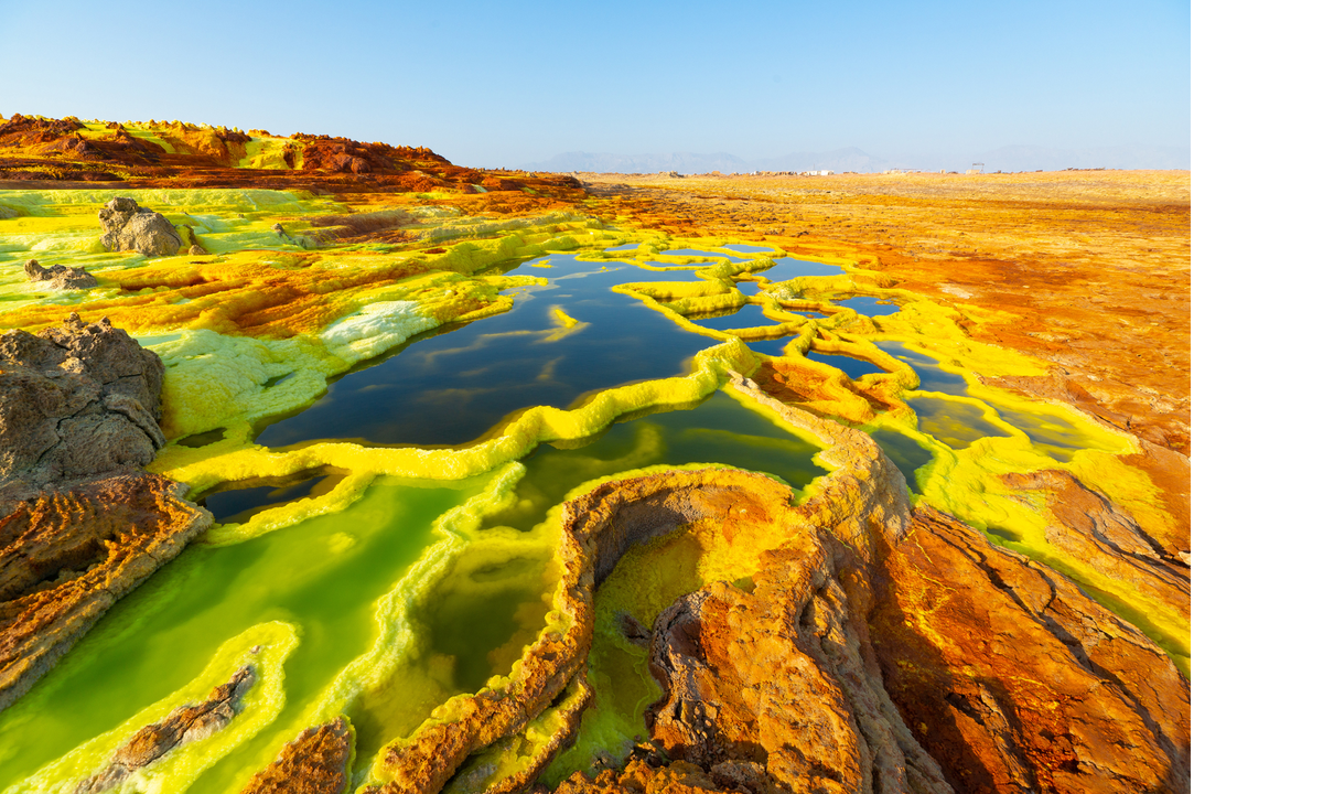 2. Dallol, Ethiopia: Dallol là một trong những nơi nóng nhất trên Trái Đất với nhiệt độ trung bình hàng năm khoảng 34,4°C. Khu vực này cũng có nhiều hồ axit và suối nước nóng chứa đầy khí độc.(Ảnh: Live Science)