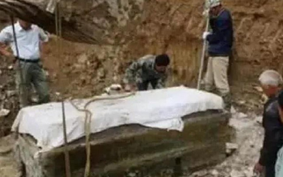 Một sự việc hi hữu đã xảy ra vào những năm 1960 tại trấn Cao Vũ, huyện An Cát, tỉnh Chiết Giang, Trung Quốc. Khi một đơn vị quân đội quyết định dùng mìn để phá núi lấy đá xây cầu, họ không ngờ rằng ngôi mộ cổ trong khu vực sẽ nổ tung, khiến kho báu trị giá 700 tỷ đồng phát tán khắp nơi. (Ảnh: Intenet)