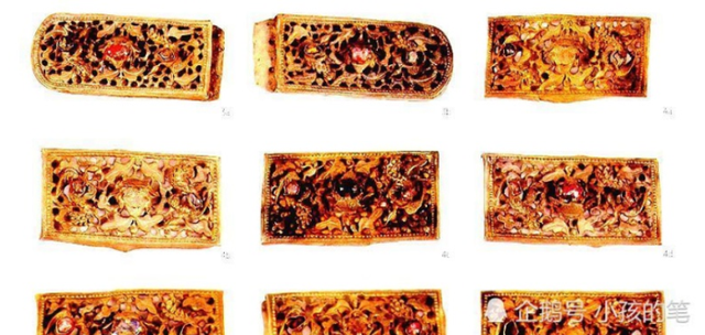 Sau khi mìn nổ, vô số vàng bạc châu báu từ ngôi mộ bắn ra tung tóe, khiến những người có mặt tại hiện trường đều sững sờ. Người dân địa phương nhanh chóng xông lên nhặt báu vật, dẫn đến cảnh tượng hỗn loạn. (Ảnh: QQ News)