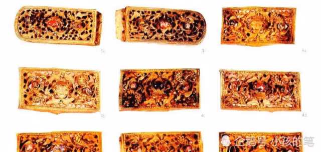 Sau khi mìn nổ, vô số vàng bạc châu báu từ ngôi mộ bắn ra tung tóe, khiến những người có mặt tại hiện trường đều sững sờ. Người dân địa phương nhanh chóng xông lên nhặt báu vật, dẫn đến cảnh tượng hỗn loạn. (Ảnh: QQ News)