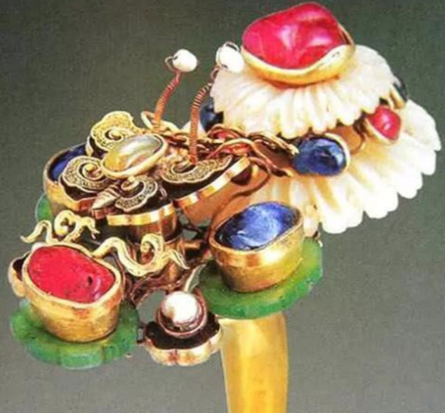 Chính quyền sau đó đã vào cuộc, thu gom cổ vật và yêu cầu người dân hoàn trả những gì đã nhặt được. Tổng giá trị của lô di vật văn hóa trong mộ cổ ước tính lên tới ít nhất 200 triệu nhân dân tệ (khoảng 700 tỷ đồng). (Ảnh: QQ News)