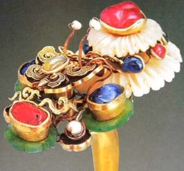 Chính quyền sau đó đã vào cuộc, thu gom cổ vật và yêu cầu người dân hoàn trả những gì đã nhặt được. Tổng giá trị của lô di vật văn hóa trong mộ cổ ước tính lên tới ít nhất 200 triệu nhân dân tệ (khoảng 700 tỷ đồng). (Ảnh: QQ News)