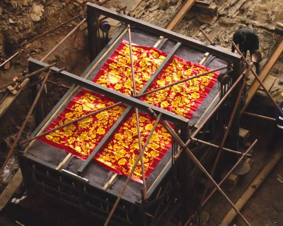 Người Trung Quốc cổ đại tin rằng cuộc sống không kết thúc sau khi chết mà tiếp tục ở một thế giới khác. Do đó, họ chôn cất người chết cùng với những vật dụng cần thiết cho cuộc sống sau này. Những vật dụng này bao gồm đồ trang sức, vũ khí, và các vật phẩm hàng ngày.(Ảnh: Intenet)