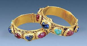 Các cổ vật quý hiếm thường là biểu tượng của quyền lực và địa vị của người được chôn cất. Những người có địa vị cao trong xã hội, như vua chúa, quan lại, thường được chôn cất cùng với những báu vật để thể hiện sự giàu có và quyền lực của họ. Ví dụ, các ngôi mộ thời nhà Hán thường chứa đựng hàng ngàn cổ vật, bao gồm cả đồ gốm, vũ khí và trang sức.(Ảnh: Intenet)