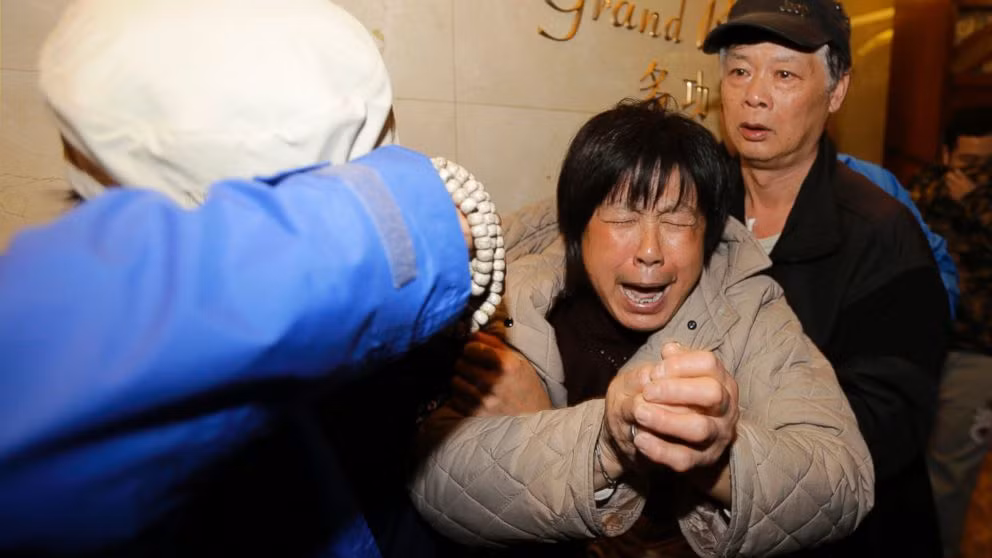 Sự biến mất của MH370 không chỉ gây ra nỗi đau và mất mát cho gia đình các nạn nhân mà còn đặt ra nhiều câu hỏi về an toàn hàng không và khả năng theo dõi máy bay.(Ảnh:ABC News)