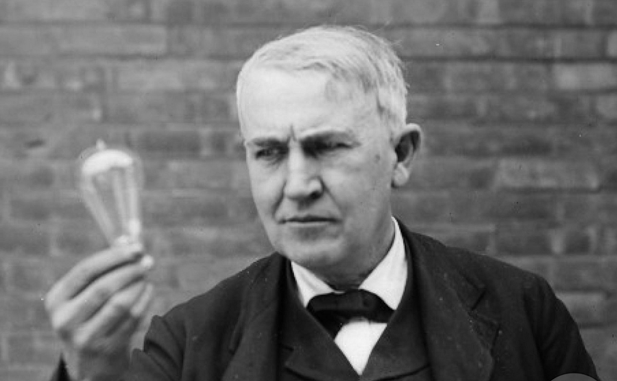 6. Điện (cuối thế kỷ 19): Việc phát hiện và khai thác điện năng đã thay đổi hoàn toàn cách sống của con người. Những phát minh như bóng đèn của Thomas Edison và động cơ điện của Nikola Tesla đã làm cho điện trở thành nguồn năng lượng thiết yếu trong mọi lĩnh vực của cuộc sống.