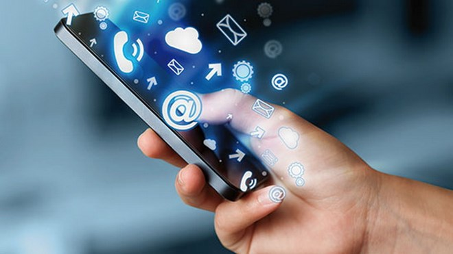 10. Công nghệ di động (1983 trở đi): Với sự ra đời của điện thoại di động và sau đó là smartphone, con người có thể mang cả thế giới trong túi quần. Smartphone không chỉ là công cụ liên lạc, mà còn là một chiếc máy tính thu nhỏ, cung cấp vô số tiện ích từ giải trí, làm việc đến học tập.