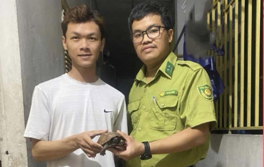 Rùa sa nhân có kích thước trung bình, với mai dài khoảng 18 cm. Mai của chúng có màu sắc thay đổi từ nâu sáng đến nâu đen, với ba gờ rõ ràng chạy dọc theo mai. Đặc biệt, mắt của rùa sa nhân có màu đỏ, và đầu của chúng khá to so với một số loài rùa khác, có màu vàng cho đến nâu đậm.(Ảnh:Cuora.org)