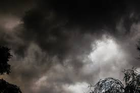 1. Mây đen tích tụ và cuộn xoáy: Đây là một trong những hiện tượng báo hiệu thời tiết nguy hiểm. Sự xuất hiện của những đám mây đen tích tụ nhanh chóng trên bầu trời có thể là dấu hiệu của dông bão. Khi các đám mây phát triển nhanh và bắt đầu cuộn xoáy, đó là dấu hiệu rõ ràng cho thấy một trận bão lớn hoặc thậm chí là lốc xoáy đang đến gần.