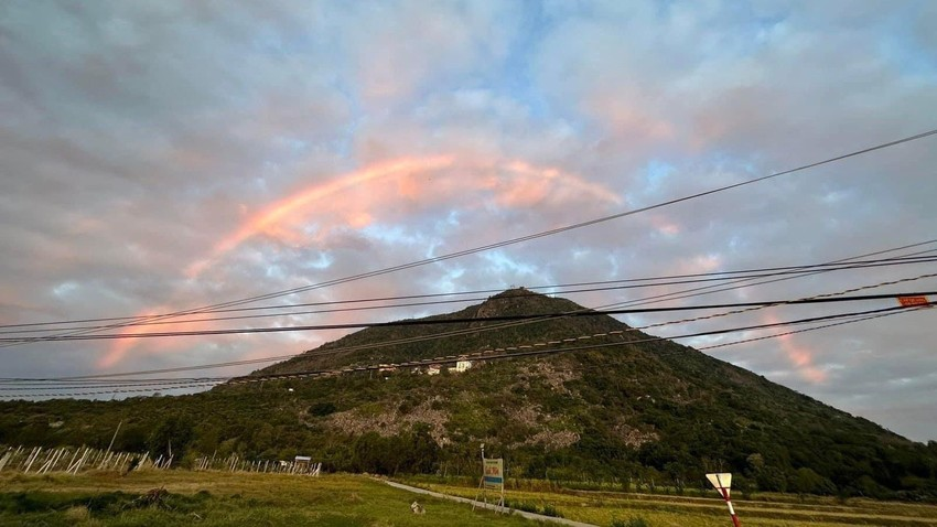 3. Cầu vồng lửa: Cầu vồng lửa là hiện tượng khí quyển hiếm gặp, xuất hiện khi ánh sáng Mặt Trời đi qua các tinh thể băng trong các đám mây tầng cao. Đây là dấu hiệu của sự không ổn định trong khí quyển và có thể dự báo thời tiết khắc nghiệt, bao gồm dông bão hoặc lốc xoáy.