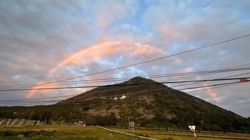 3. Cầu vồng lửa: Cầu vồng lửa là hiện tượng khí quyển hiếm gặp, xuất hiện khi ánh sáng Mặt Trời đi qua các tinh thể băng trong các đám mây tầng cao. Đây là dấu hiệu của sự không ổn định trong khí quyển và có thể dự báo thời tiết khắc nghiệt, bao gồm dông bão hoặc lốc xoáy.