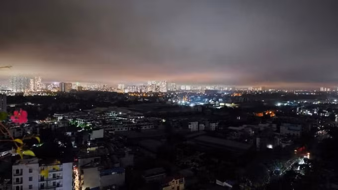 2. Gió lặng bất thường: Trong những ngày bình thường, gió thổi liên tục nhưng nếu đột nhiên gió lặng hoàn toàn, đó có thể là dấu hiệu của một trận bão mạnh đang hình thành. Gió lặng trước cơn bão thường là hiện tượng phổ biến, báo hiệu sự thay đổi nhanh chóng trong áp suất khí quyển.