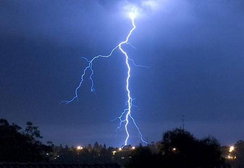 6. Sấm chớp xa xôi: Sấm chớp nghe từ xa, dù chưa có mưa, là dấu hiệu cho thấy dông bão đang tới. Tiếng sấm có thể vang vọng trước cơn bão nhiều giờ, cho thấy sự nguy hiểm đang cận kề.