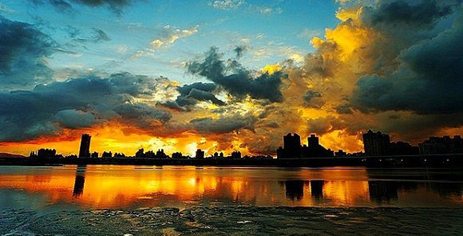 9. Sự tĩnh lặng trước bão: Một sự yên tĩnh kỳ lạ có thể xảy ra ngay trước khi một cơn bão dữ dội hoặc lốc xoáy xuất hiện. Không có âm thanh của chim hót, côn trùng, hoặc gió thổi, tạo ra một cảm giác căng thẳng báo trước những sự kiện thời tiết nguy hiểm.